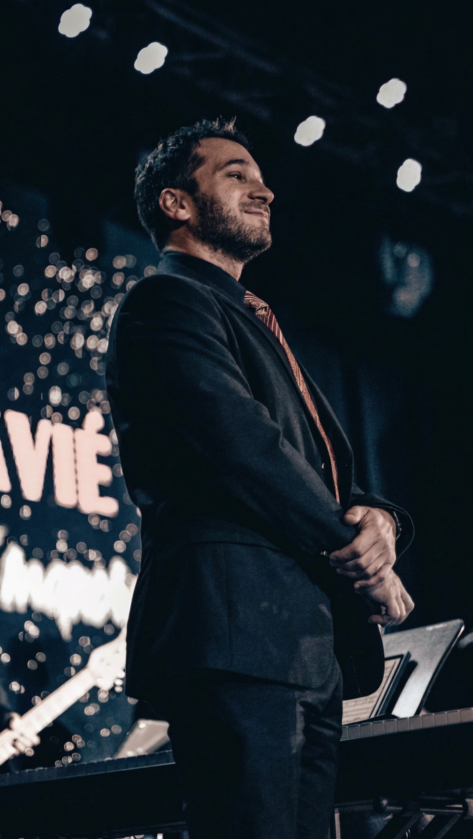 Matías Feigin en escena durante una presentación en vivo