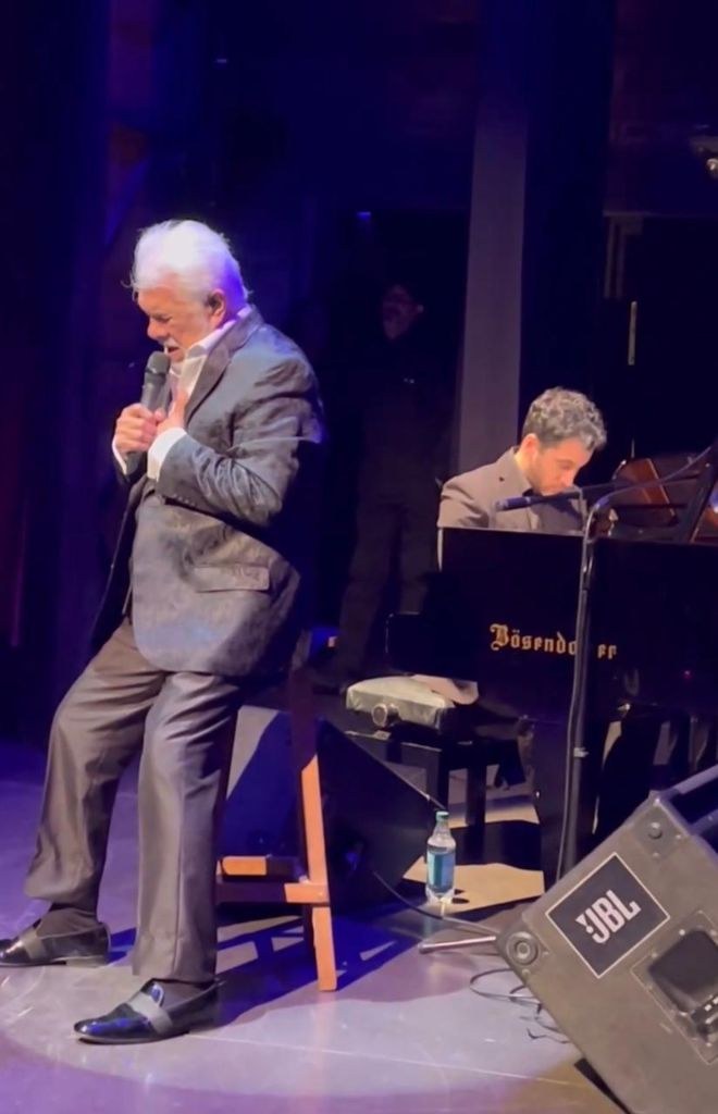Raúl Lavié junto a Matías Feigin al piano en vivo