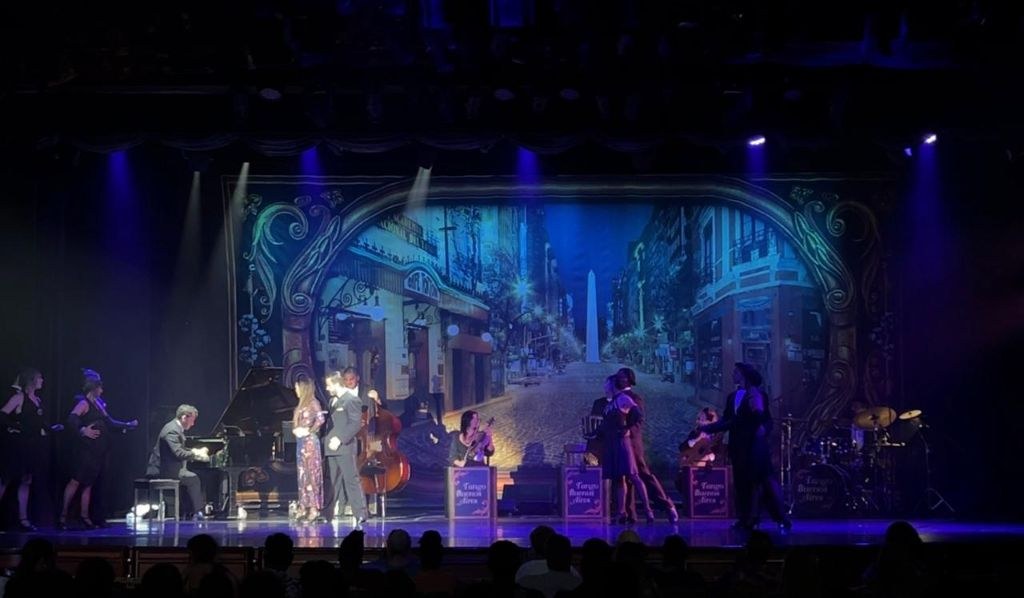 Escena de Tango Buenos Aires con piano y elenco en vivo